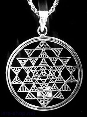 Metalni amulet koji privlači sreću u obliku privjeska