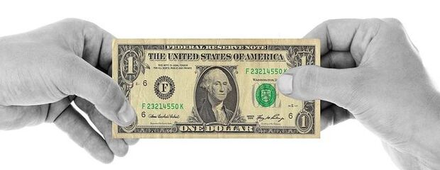 Presavijte novčanicu u trokut kako biste napravili sretni dolar