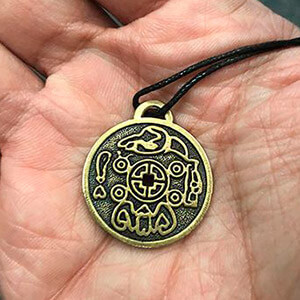 amulet na dlanu